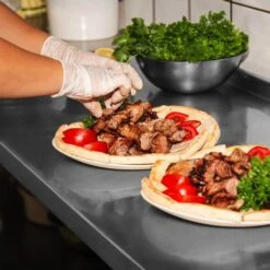 Edelstahl Arbeitstisch PREMIUM - 1600x700mm - Mit Grundboden & Aufkantung -Küchenzubehör Laden stainless steel worktable inuse 1 4265 17